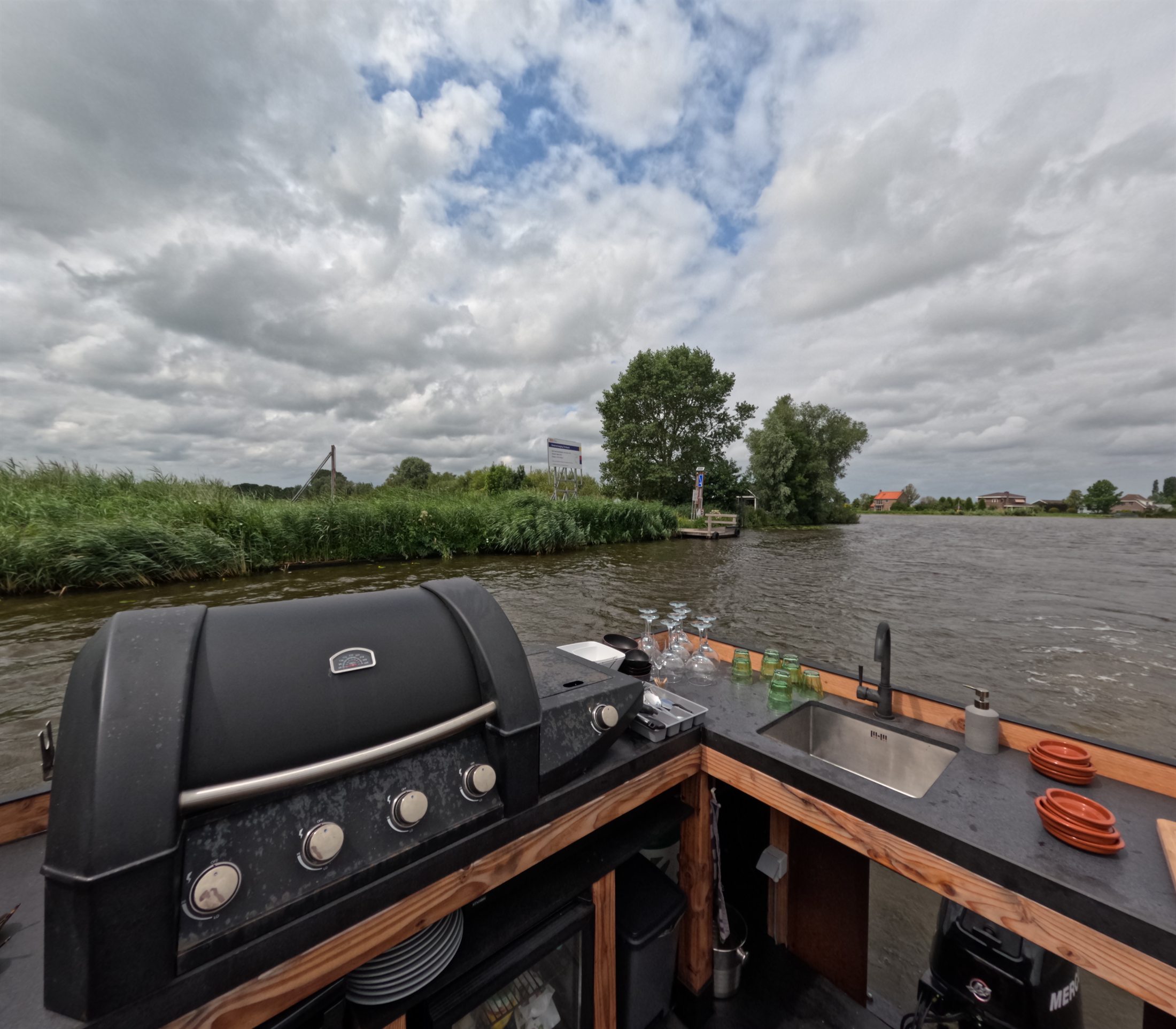 De barbecue en buitenkeuken aan boord