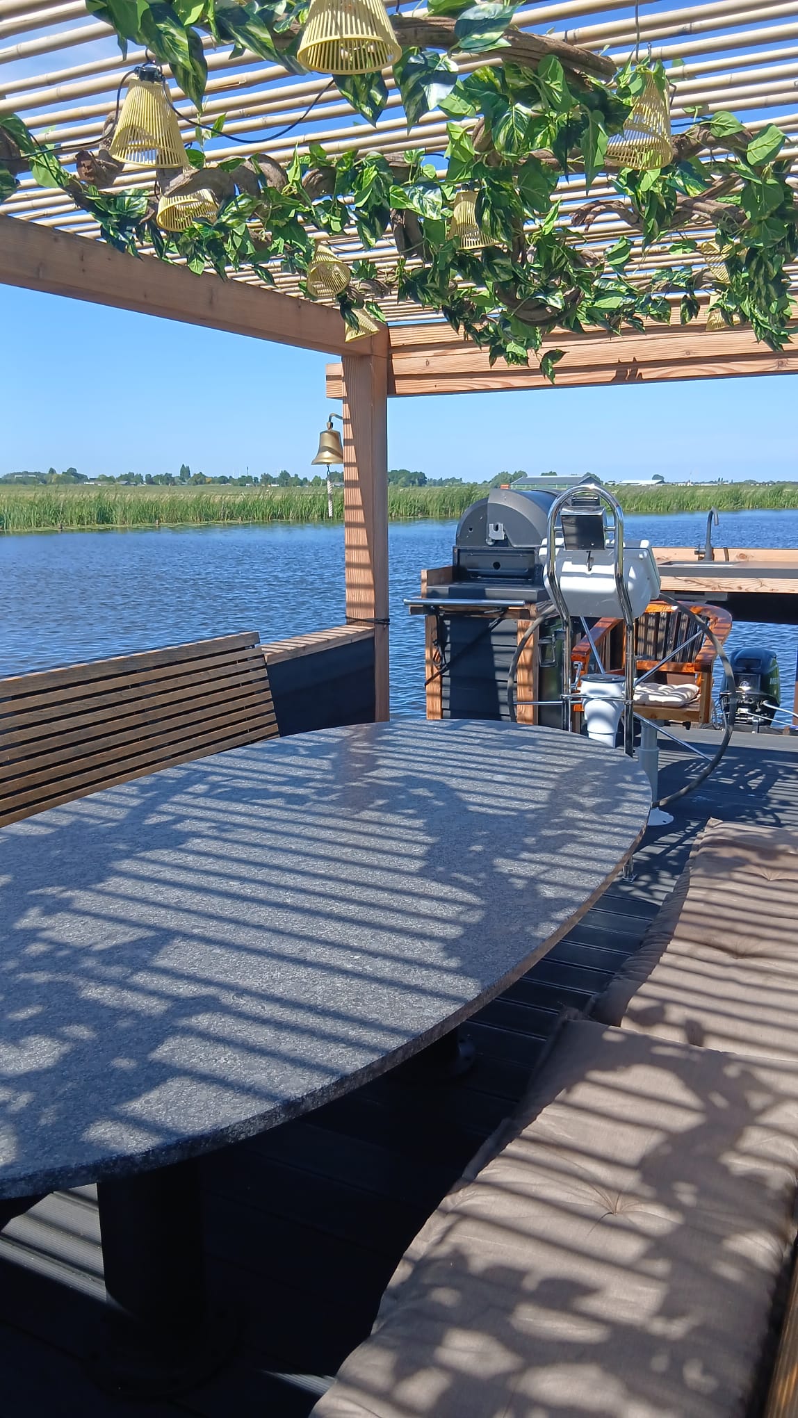 De lege boot met tafel, banken en barbecue