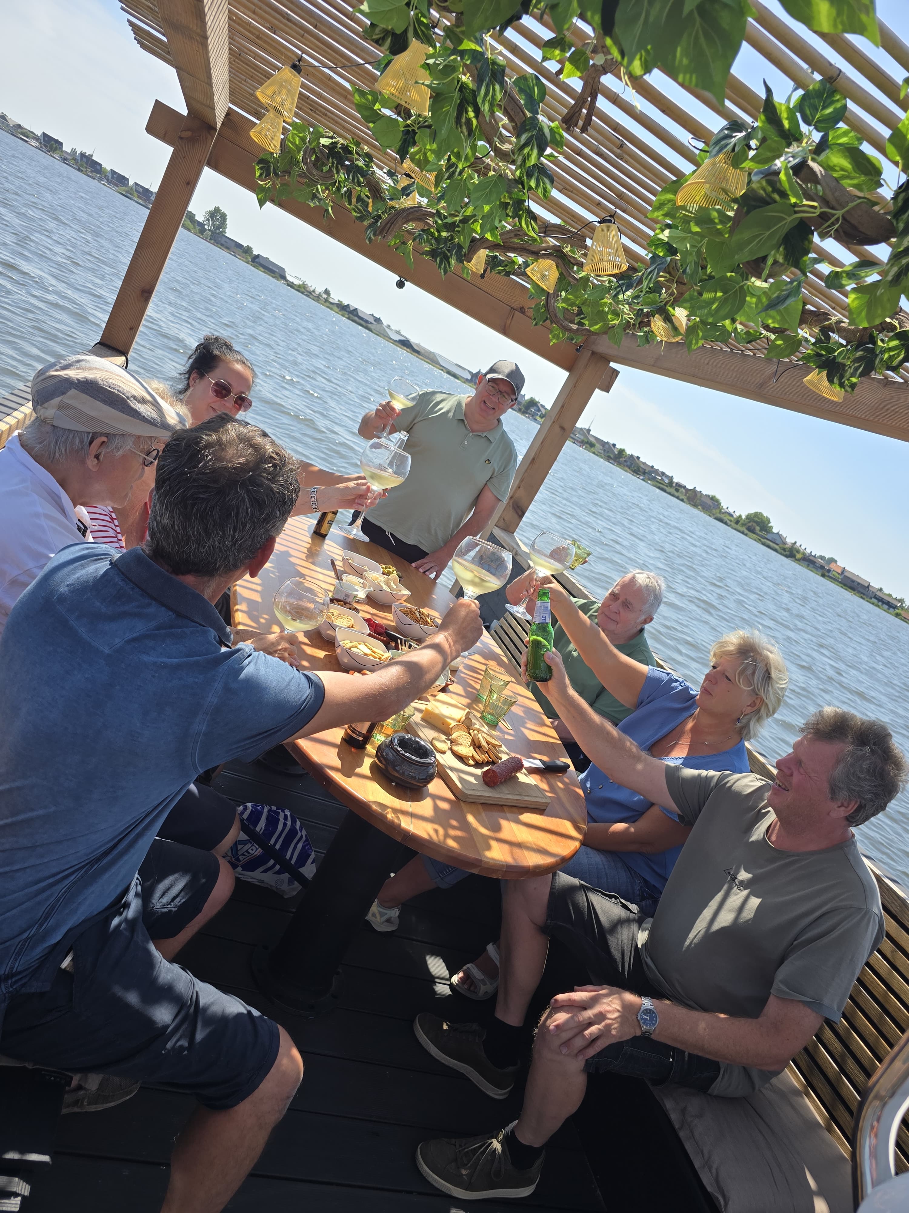 Een zonnig proostmoment met gasten aan boord