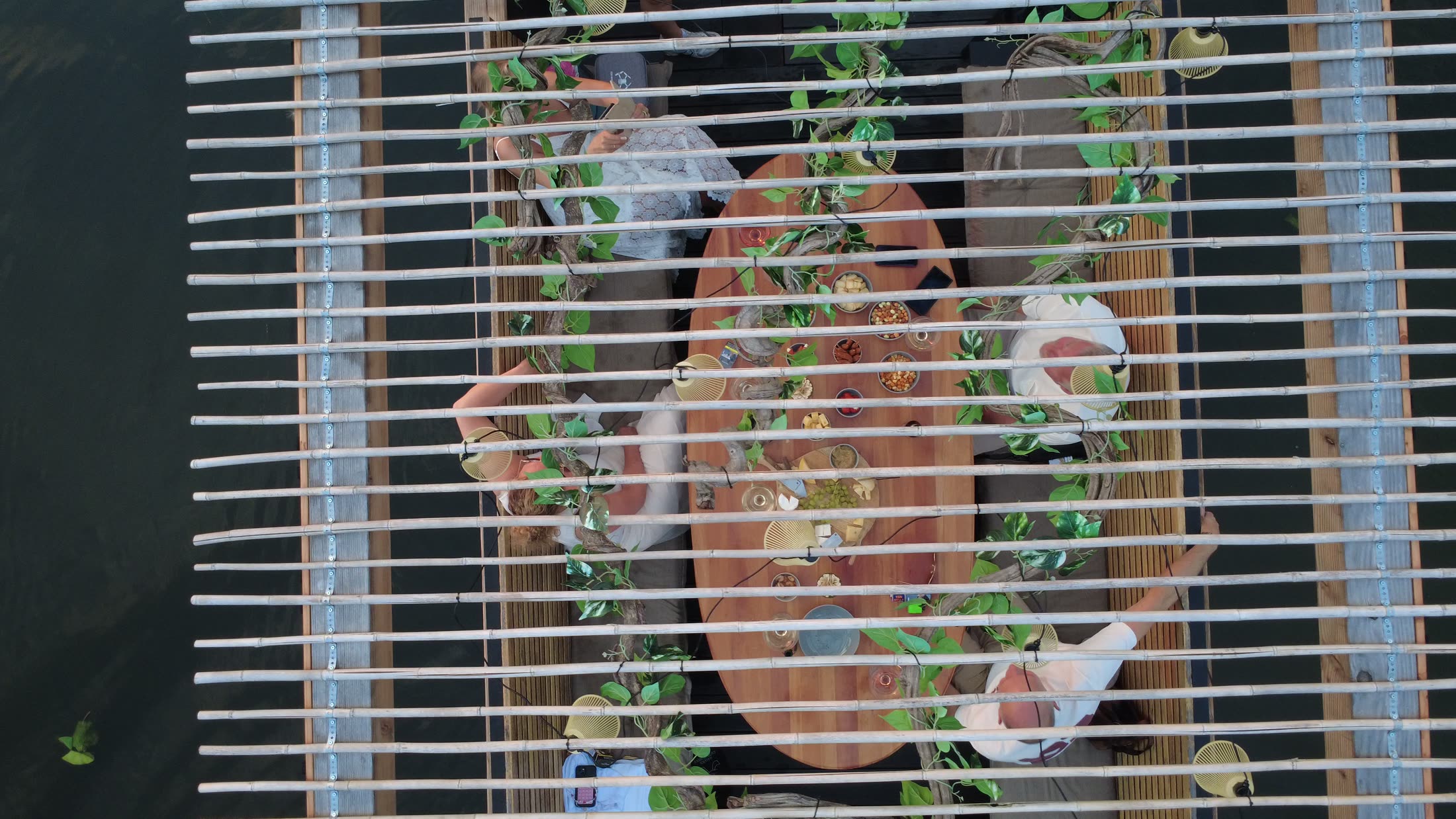 Vogelvluchtfoto van de borreltafel aan boord, gemaakt met een drone